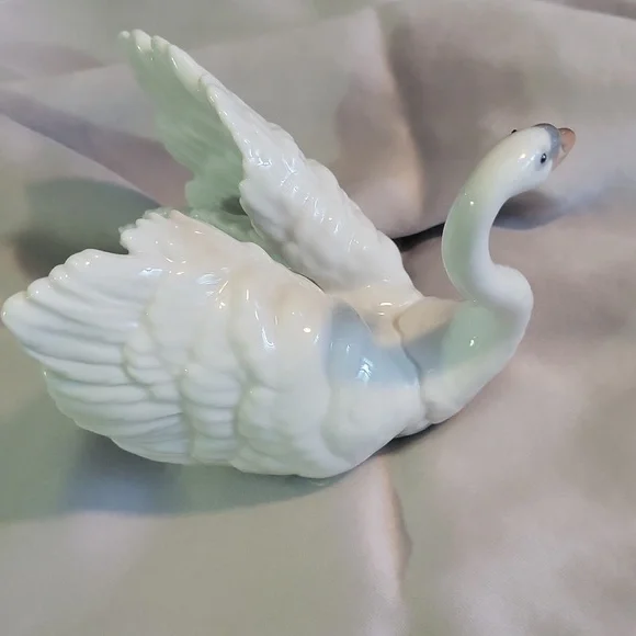 Elegant White Porcelain Swan Figurine. LLADRO - Picture 3 of 5